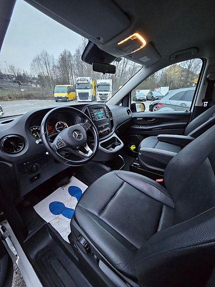 Mercedes-Benz eVito Tourer 17 of 30