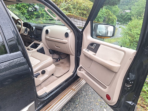 Ford Expedition 8 of 27
