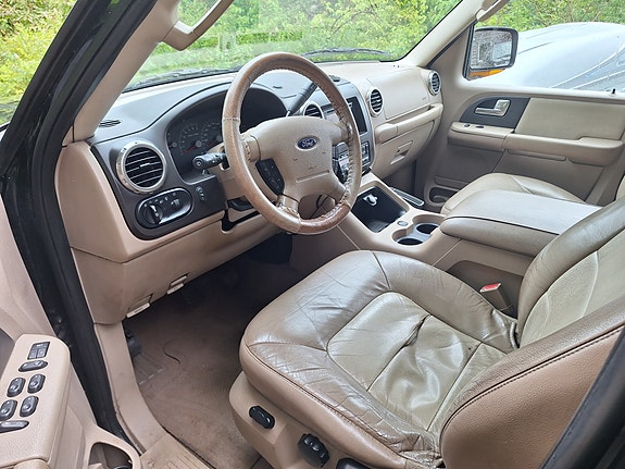Ford Expedition 15 of 27