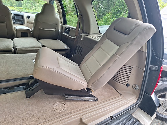 Ford Expedition 22 of 27