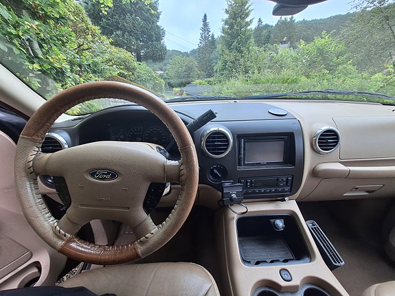Ford Expedition 16 of 27
