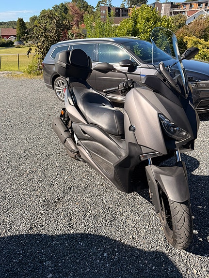 Yamaha X-Max 300 2 of 13