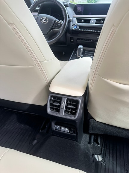 Lexus UX300e 26 of 29