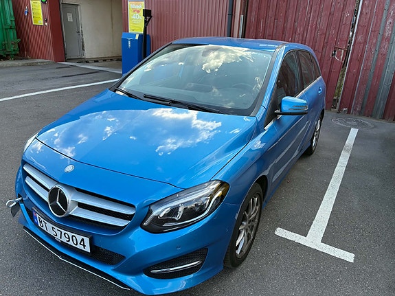 Mercedes-Benz B200 d 2 of 3