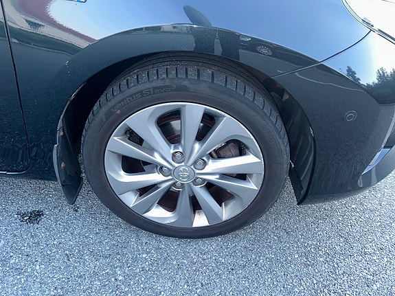 Toyota Auris 8 of 30