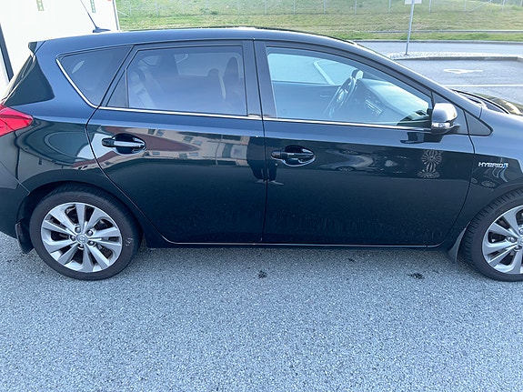 Toyota Auris 7 of 30