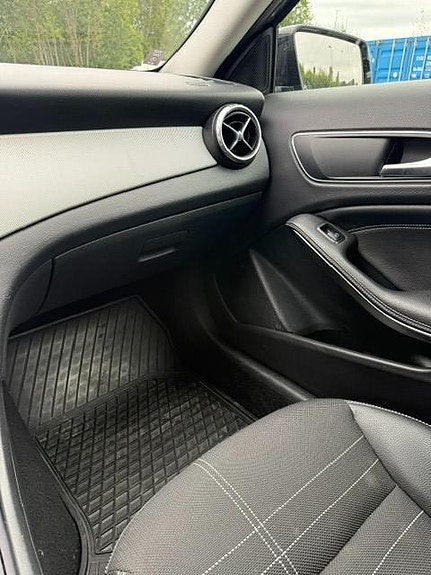 Mercedes-Benz GLA200 9 of 12