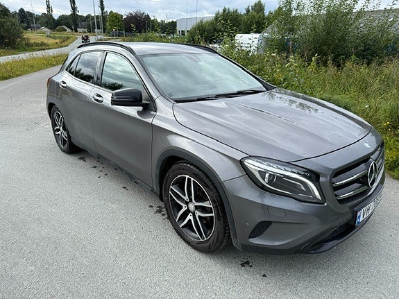Mercedes-Benz GLA200 2 of 12