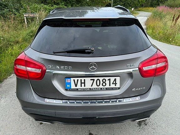 Mercedes-Benz GLA200 4 of 12