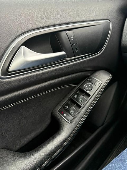 Mercedes-Benz GLA200 8 of 12