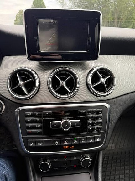 Mercedes-Benz GLA200 6 of 12