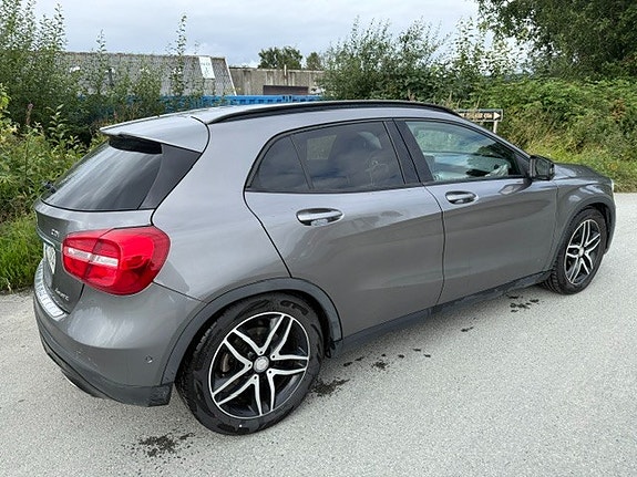 Mercedes-Benz GLA200 3 of 12