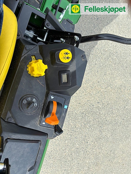John Deere Z320R Spakstyrt traktorklipper som NY! 8 of 9