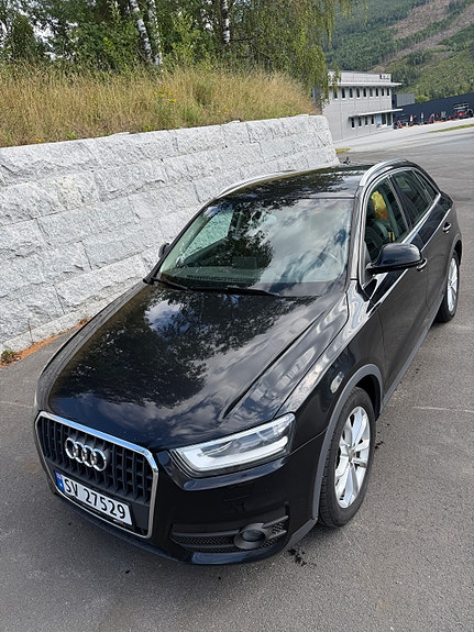 Audi Q3 2 of 23