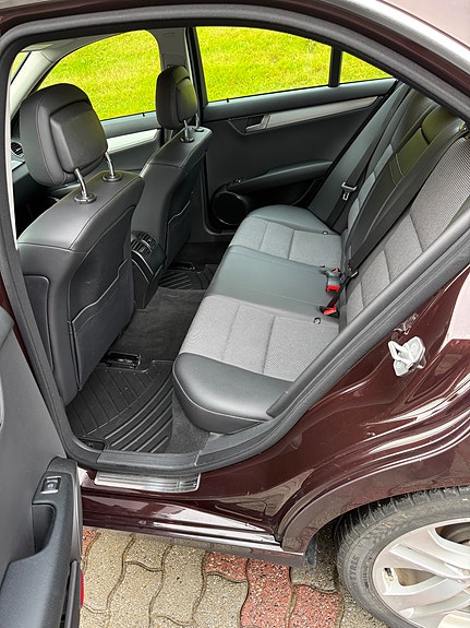 Mercedes-Benz C200 d 2 of 8