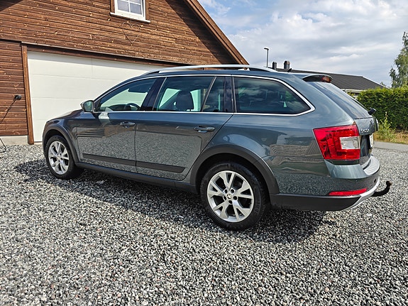 Skoda Octavia Scout 4 of 24