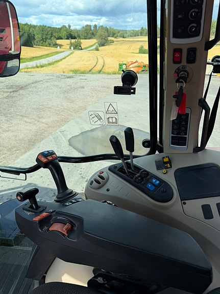 Massey Ferguson 6715S 9 of 13