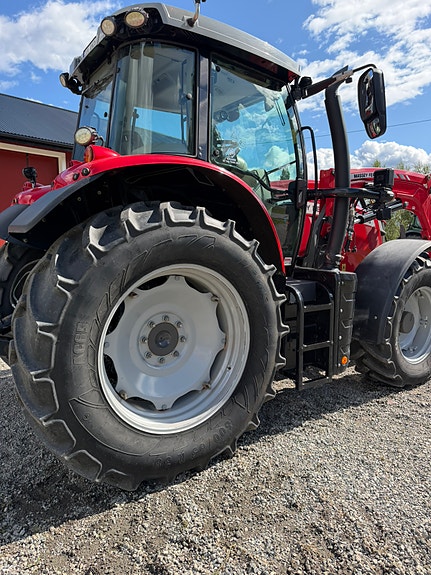 Massey Ferguson 6715S 4 of 13