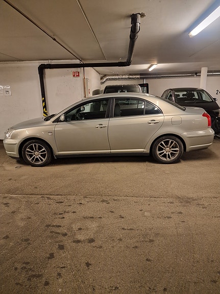 Toyota Avensis 2 of 6