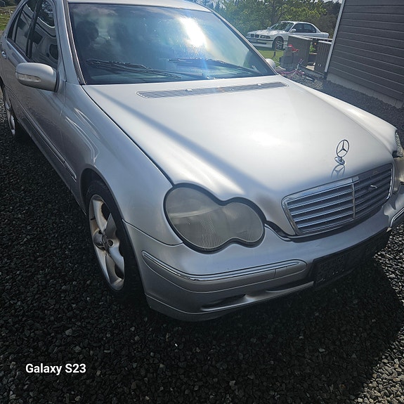 Mercedes-Benz C200 k 2 of 5