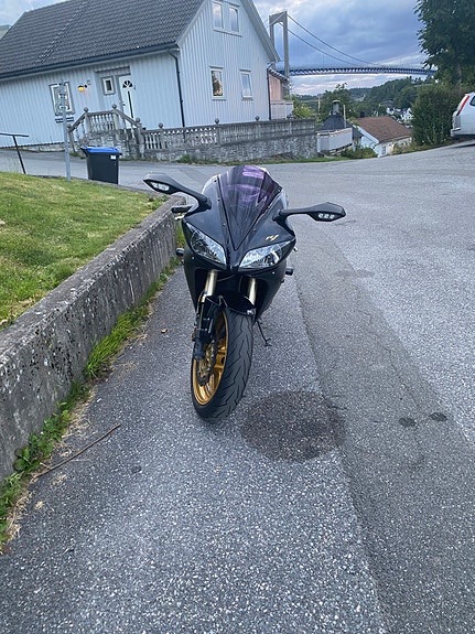 Yamaha YZF-R1 3 of 5