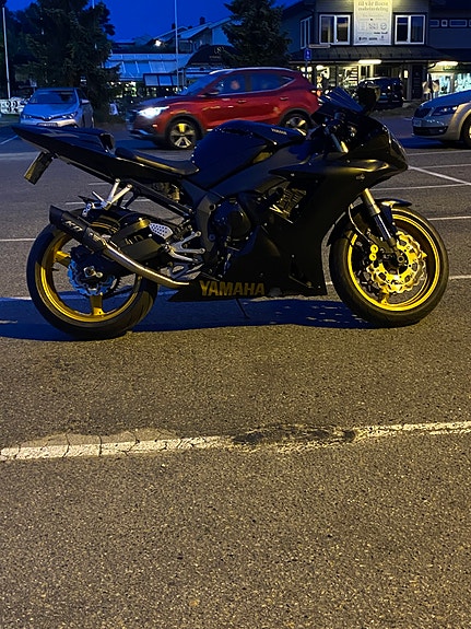 Yamaha YZF-R1 2 of 5