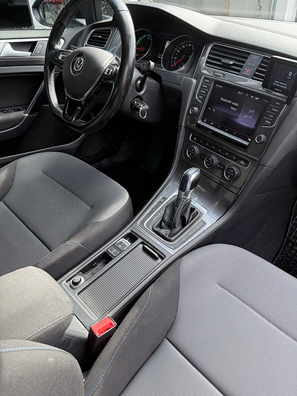Volkswagen e-Golf VII 27 of 30