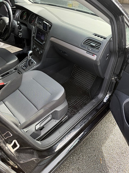 Volkswagen e-Golf VII 25 of 30