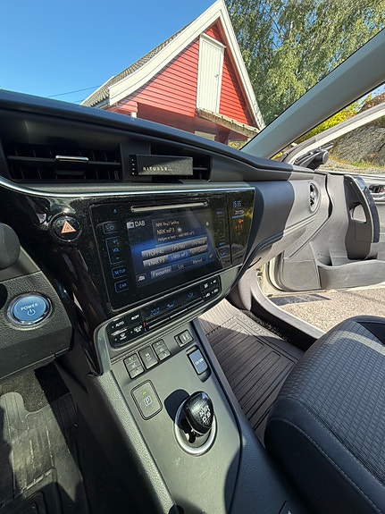 Toyota Auris 8 of 25