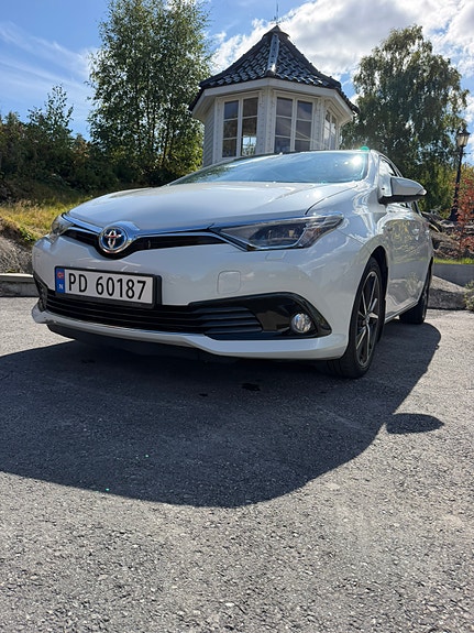 Toyota Auris 2 of 25