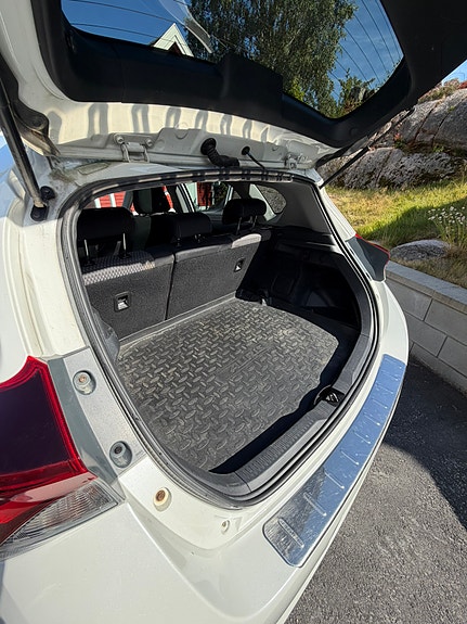 Toyota Auris 12 of 25