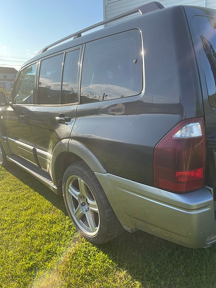 Mitsubishi Pajero 2 of 13