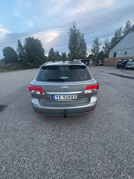Toyota Avensis 2 of 9