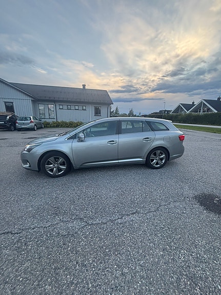 Toyota Avensis 3 of 9