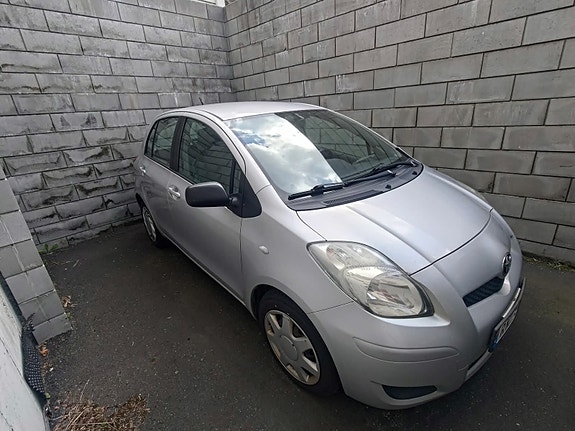 Toyota Yaris 2 of 5