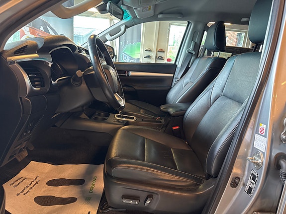 Toyota HiLux 10 of 25