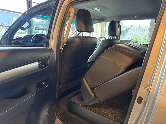 Toyota HiLux 12 of 25