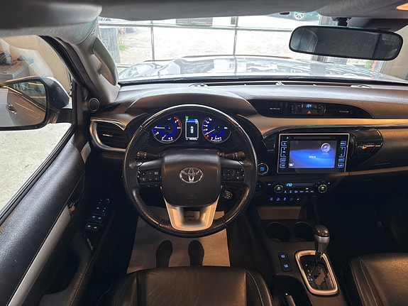 Toyota HiLux 14 of 25