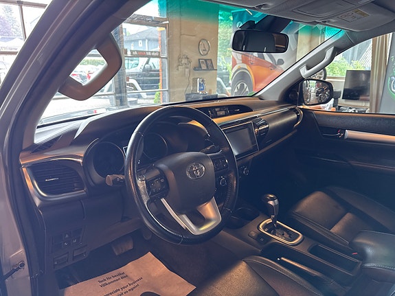 Toyota HiLux 11 of 25