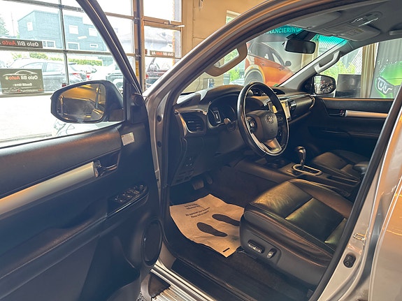 Toyota HiLux 9 of 25