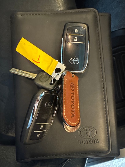 Toyota HiLux 25 of 25