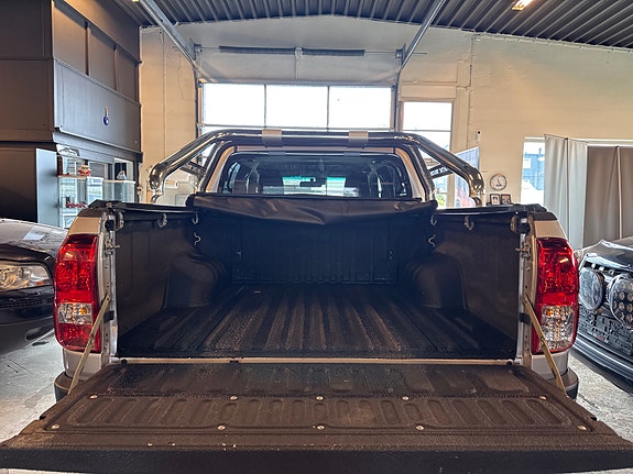 Toyota HiLux 8 of 25