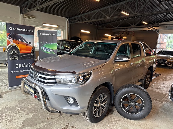 Toyota HiLux 2 of 25