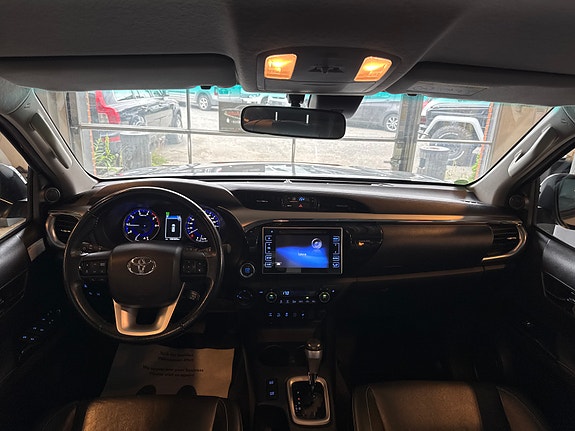 Toyota HiLux 13 of 25