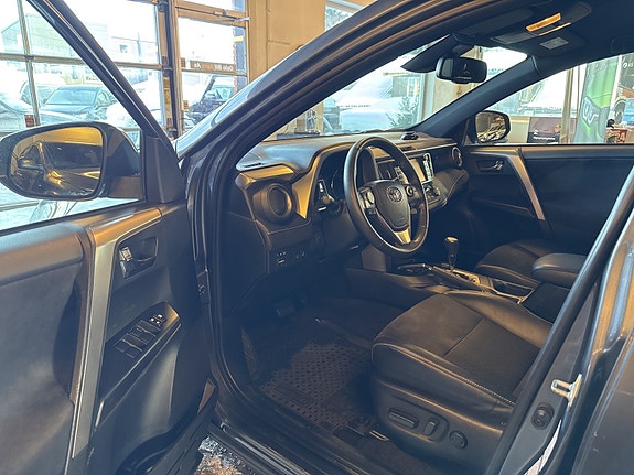 Toyota RAV4 7 of 20