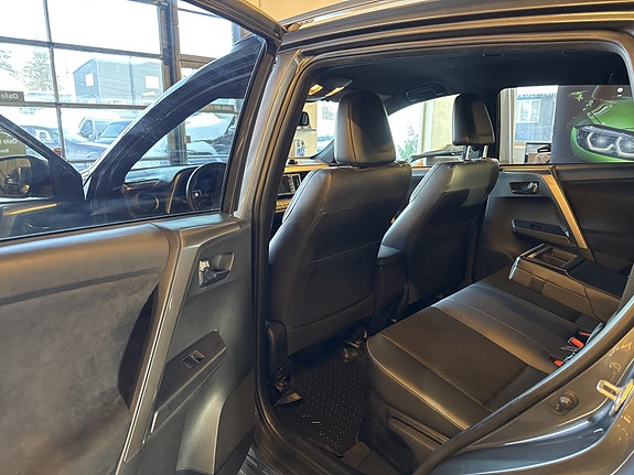 Toyota RAV4 9 of 20