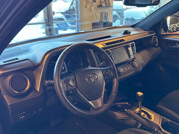 Toyota RAV4 8 of 20