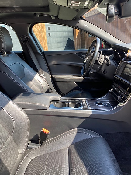 Jaguar XE 12 of 24