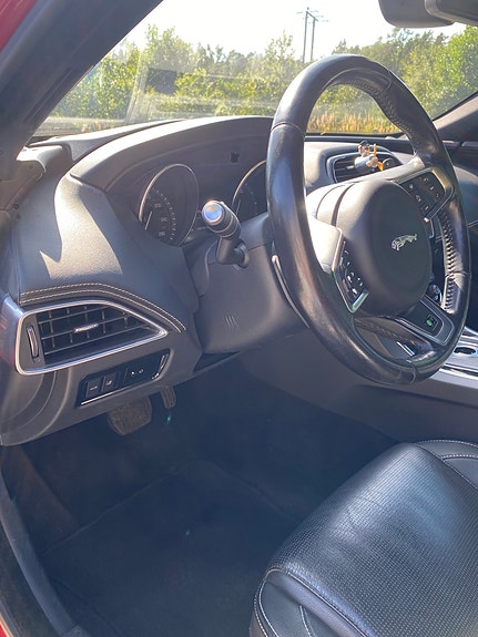 Jaguar XE 20 of 24