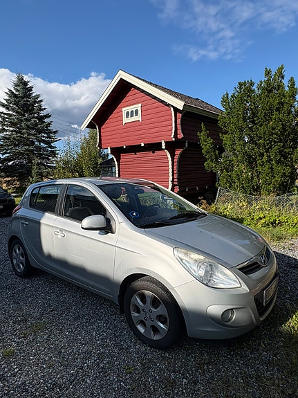 Hyundai i20 2 of 12